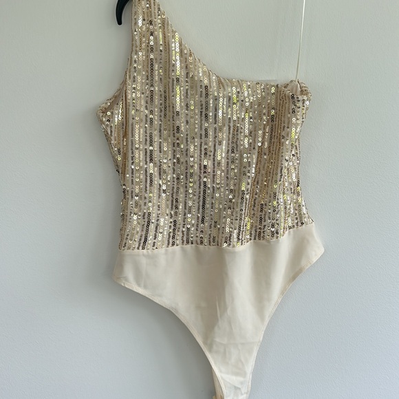Sincerely Jules Off the Shoulder bodysuit Cream and gold sequin Small NEW - Picture 4 of 5